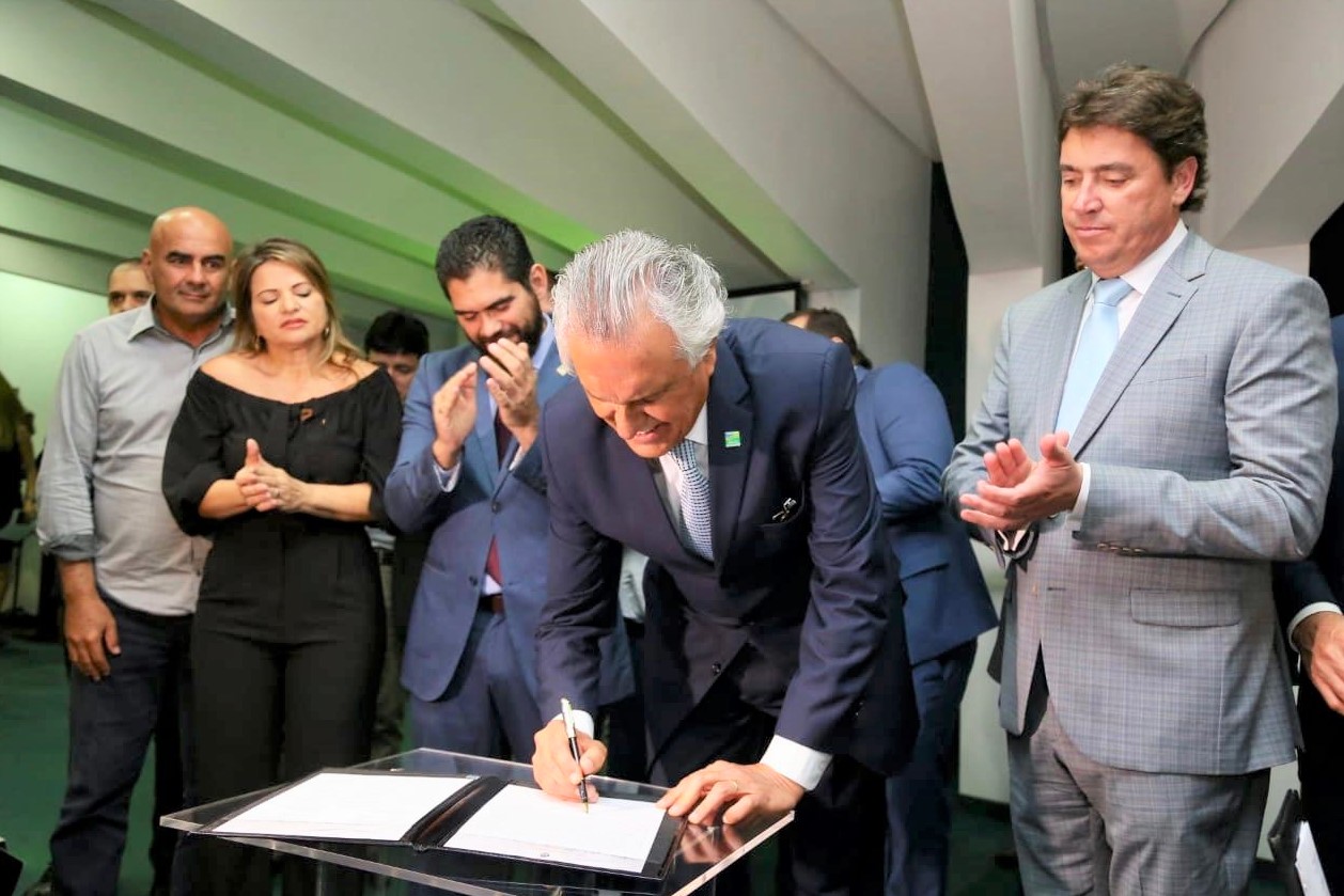Governador Ronaldo Caiado assinado decreto ao lado do secretário de Industria e Comércio Wilder Morais, que injetará meio bilhão de reais para capital de giro emergencial