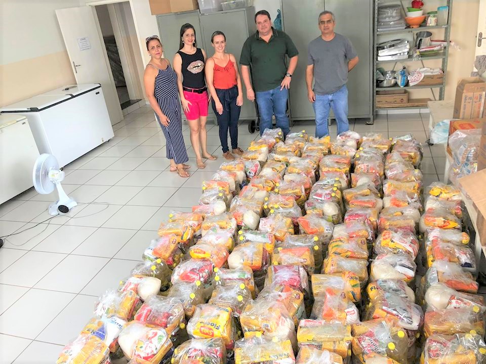 Dr. Wisner Araújo, juntamente com a equipe da Educação, Transportes e Assistência Social para acompanhar a preparação das cestas básicas