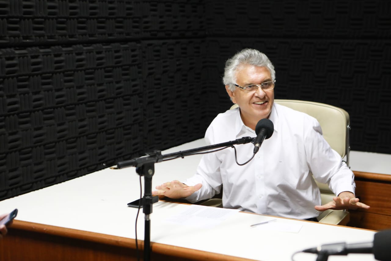 (Governador Ronaldo Caiado durante entrevista)