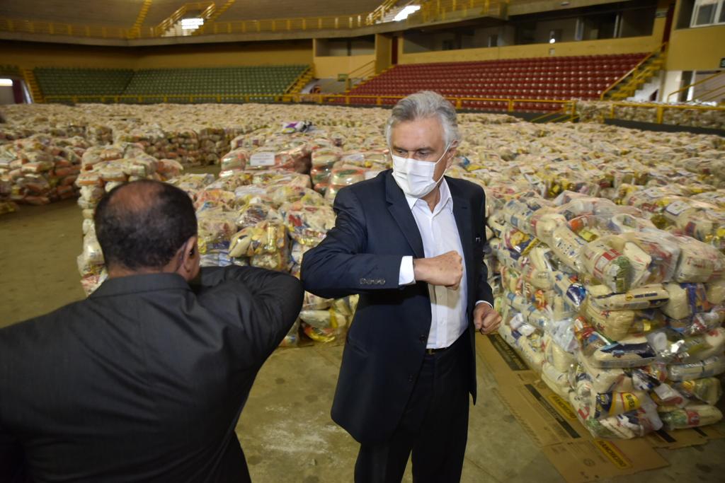 Governador Ronaldo Caiado no local destinado ao recebimento das cestas. (Reprodução/Governo de Goiás)