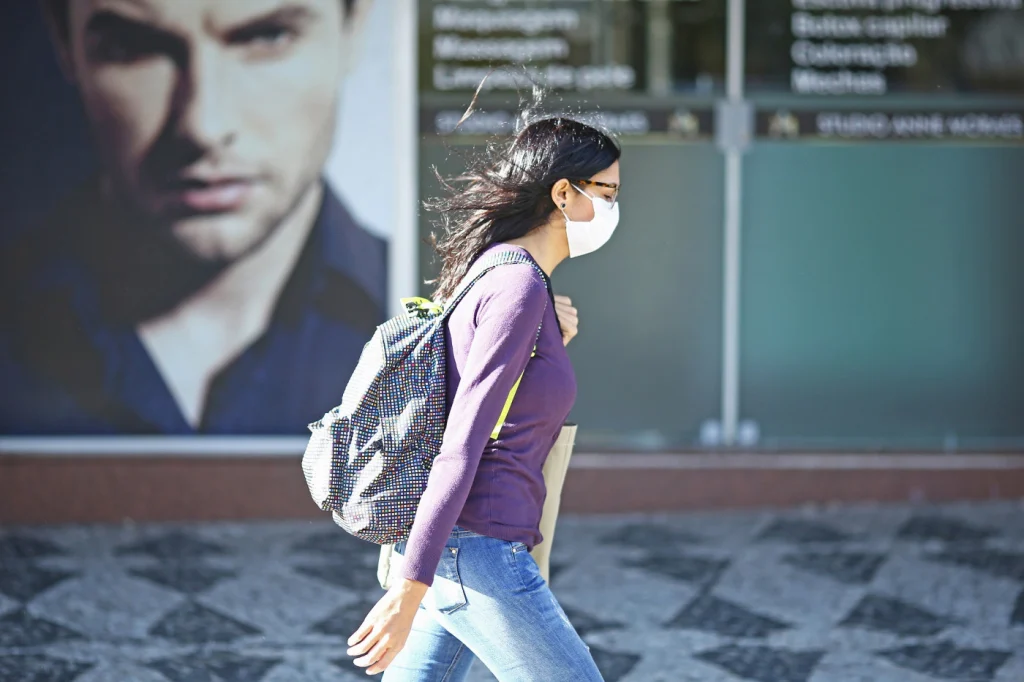 Mulher caminha usando máscara em meio a pandemia. (Foto: Heuler Andrey/Estadão Conteúdo)