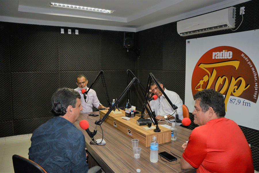 Prefeito Onofre Galdino participa de entrevista na Rádio TOP FM. (Reprodução/Redes Sociais)