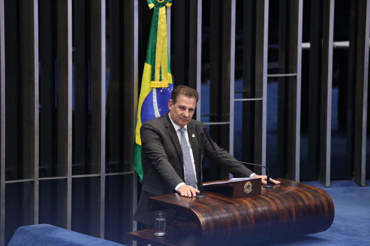 Senador Vanderlan Cardoso na tribuna do congresso apresentando emenda de encontro aos goianos (Reprodução/Sd news)