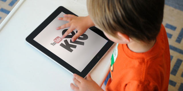 Criança interage com aplicativo youtube. (Foto: Shutterstock)