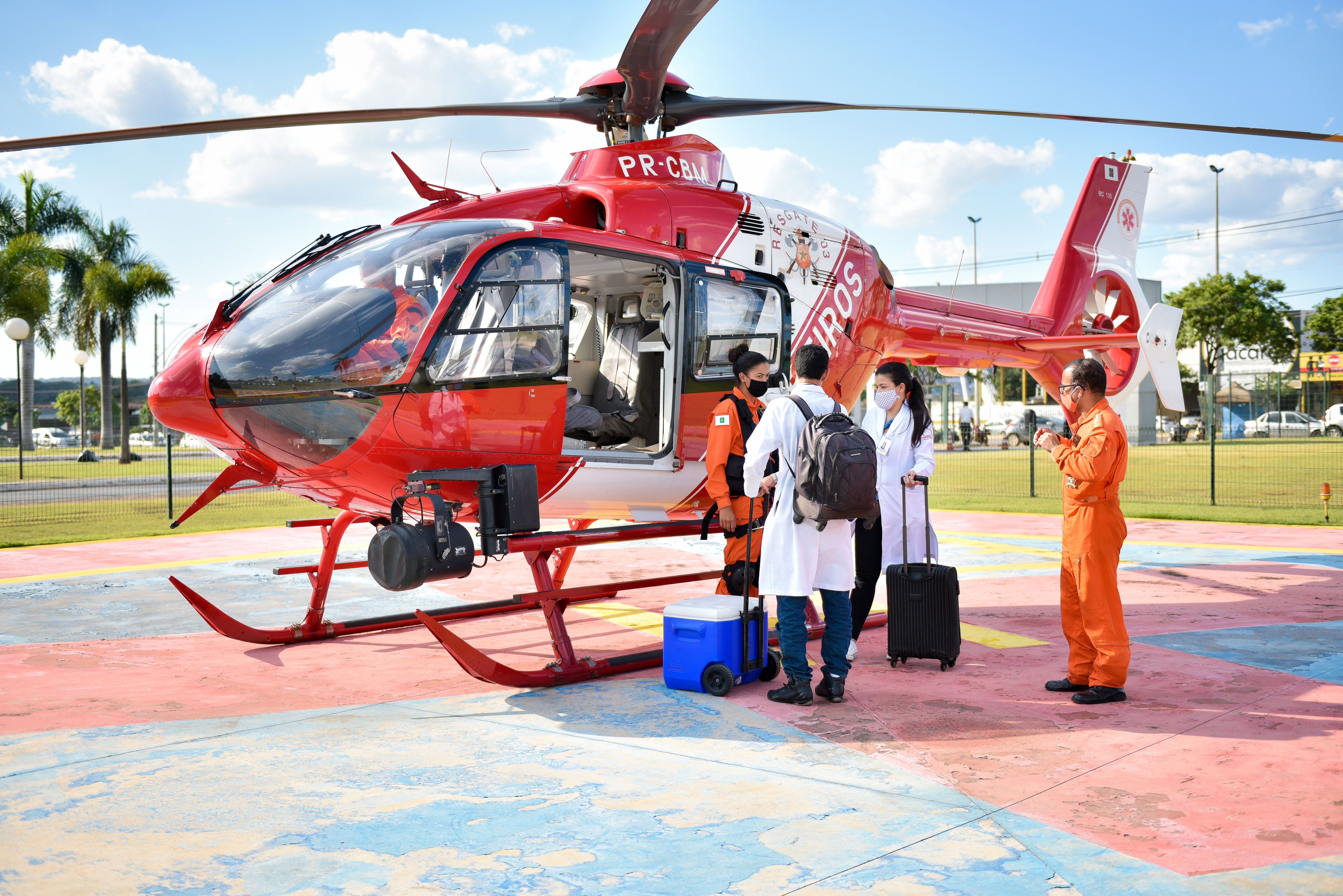  Equipe do Corpo de Bombeiros Militar se preparar para transportar órgãos do Hugol até o aeroporto de Goiânia. (Reprodução/SESGO)