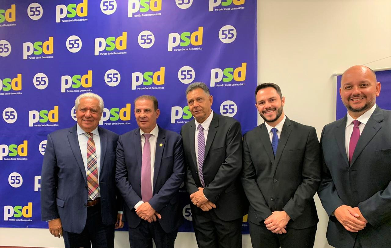 Membros da nova direção do PSD de Catalão junto do senador Vanderlan e o presidente estadual da legenda Vilmar Rocha (Foto: Ascom PSD Catalão)