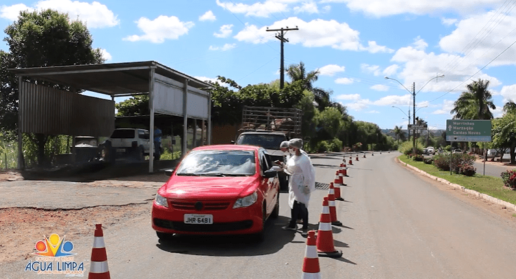 Profissionais de saúde e a PM trabalham na barreira em Água Limpa. (Reprodução/Redes Sociais)