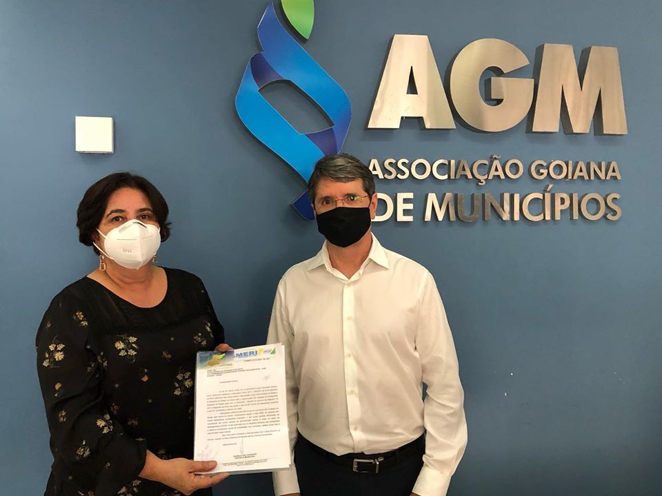 Prefeita de Ipameri, Daniela Vaz Carneiro, e o assessor jurídico da AGM, Dr. Sérgio Siqueira. (Reprodução/Redes Sociais)