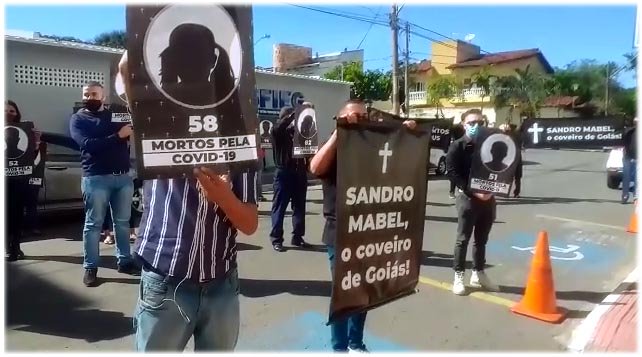 Vários trabalhadores em frente a Federação das Indústrias do Estado de Goiás (Fieg), contra a abertura do isolamento social (Reprodução/Diário da Manhã)
