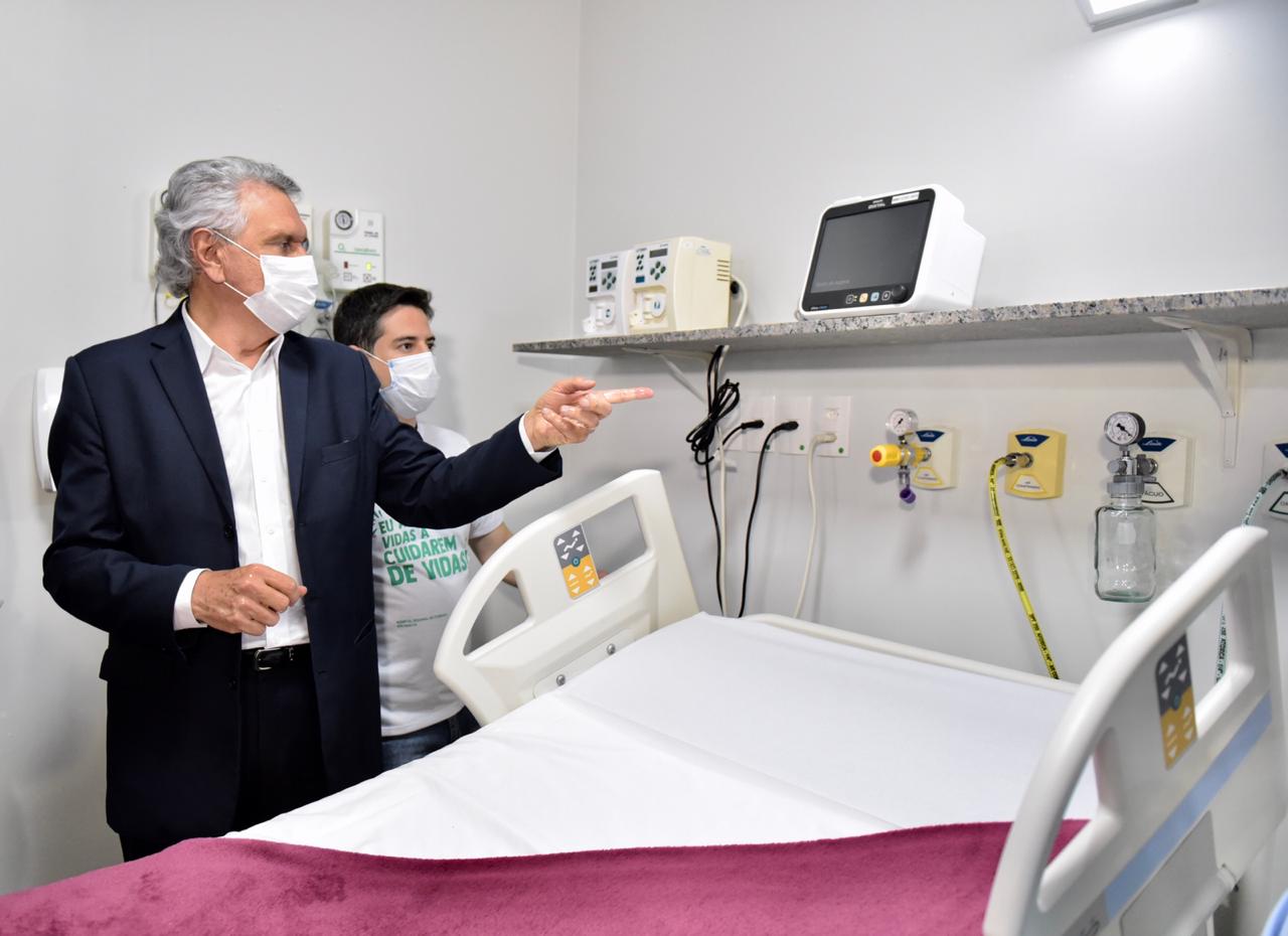 Governador Ronaldo Caiado acompanha instalação de respiradores no Hospital de Campanha de Águas Lindas. (Reprodução/Arquivo)