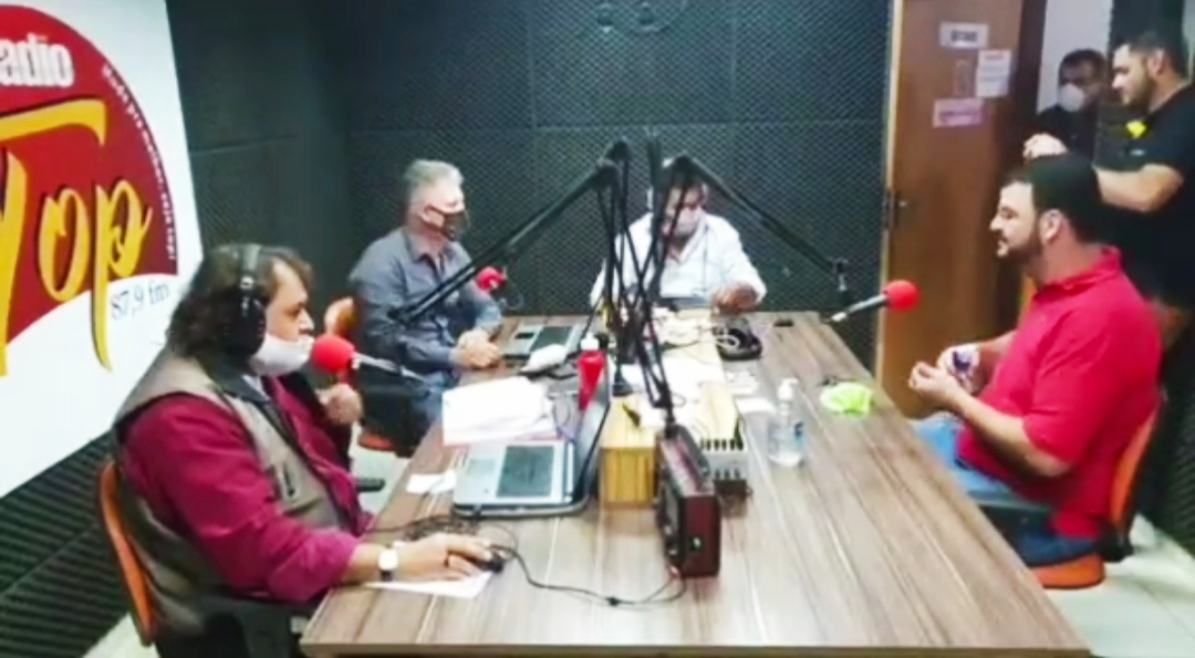 Momento da discussão entre Mamede e Rodrigão na TOP FM (Reprodução/ Redes Sociais)
