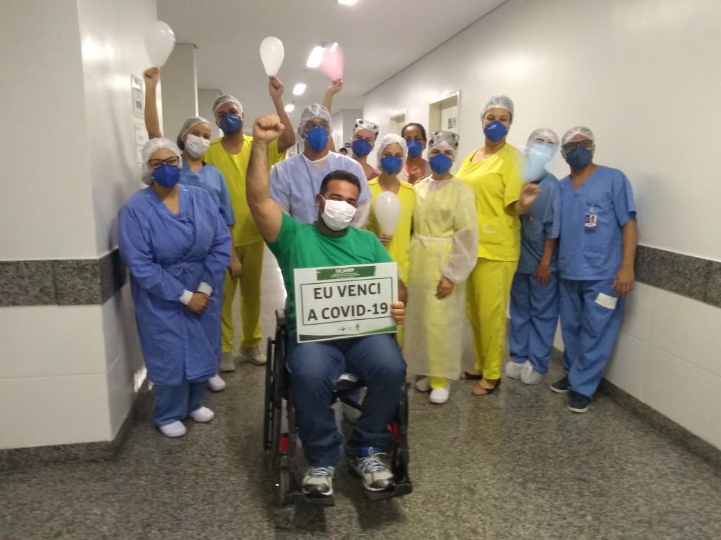 O socorrista do Serviço de Atendimento Móvel de Urgência (Samu) Everton Elias da Silva, 51 anos, foi a 150ª pessoa a receber alta do HCamp de Goiânia (SECOM)