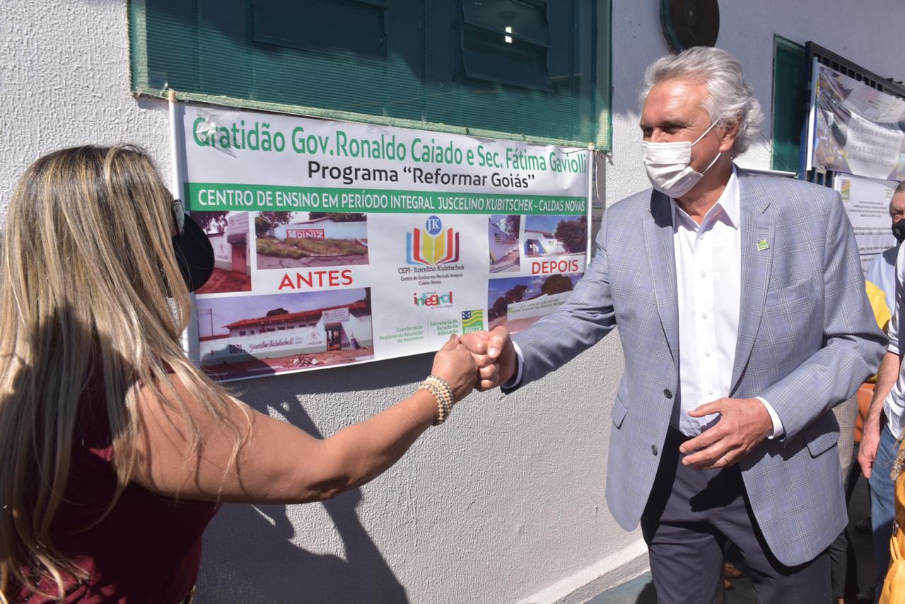 Coordenadora Regional de Educação de Morrinhos, professora Walkyria Romano cumprimentando o governador Ronaldo Caiado (Secom)