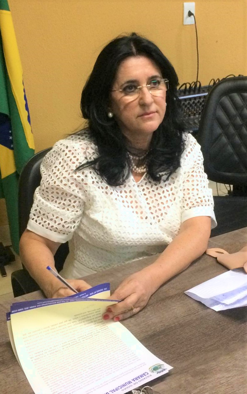 Márcia Bernardino assinando ata de reempossamento no cargo de prefeita de Araguapaz (Sdnews)