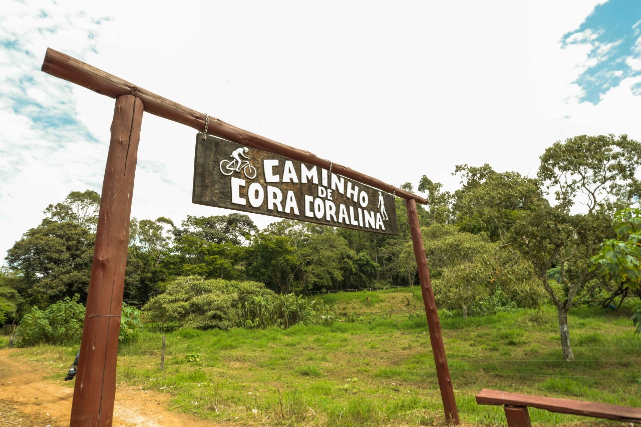 Caminho de Cora Coralina possui um percurso total de cerca de 300 quilômetros e cruza as cidades históricas de Corumbá de Goiás, Pirenópolis, São Francisco de Goiás, Jaraguá e a Cidade de Goiás, abran