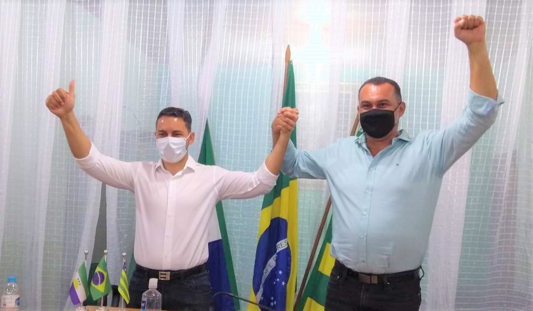 Hugo Deleon de Carvalho Costa (Cidadania), e Haroldinho Calaça Coelho (DEM), em momento de homologação dos nomes a prefeito e vice na Câmara Municipal de Três Ranchos (Vinicius Martins/Sdnews)