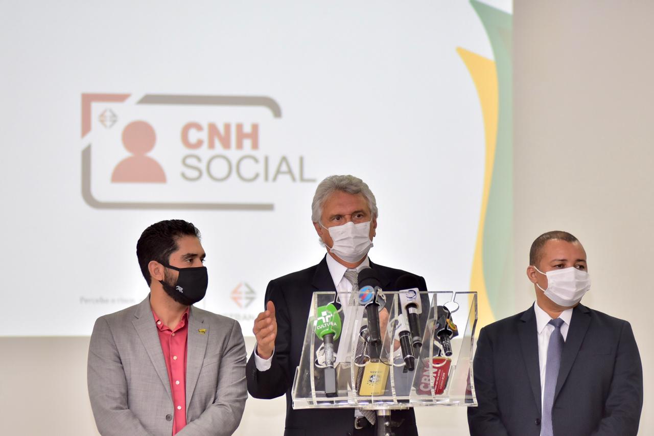 O governador Ronaldo Caiado durante lançamento de mais 4.014 vagas para o CNH Social, em evento no auditório do Detran-GO que marcou a abertura da Semana Nacional de Trânsito em Goiás: iniciativa auxi