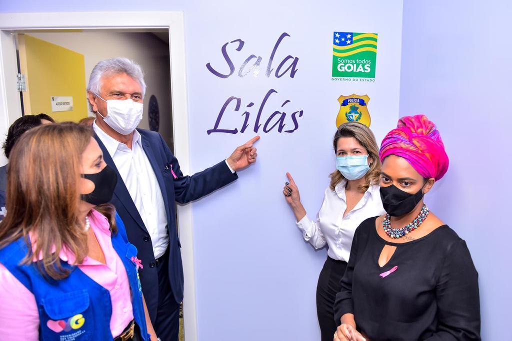 Governador Ronaldo Caiado, acompanhado da coordenadora do Gabinete de Políticas Sociais, primeira-dama Gracinha Caiado, durante inauguração da Sala Lilás, em Aparecida de Goiânia: 