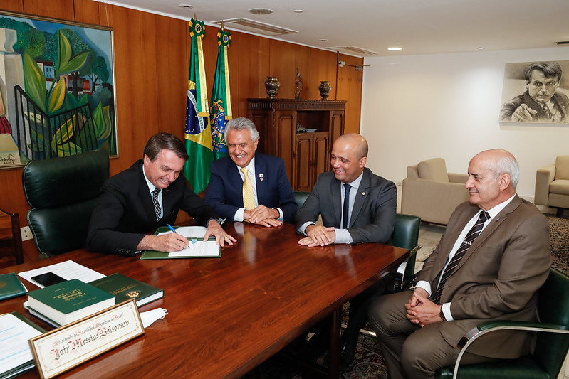 Presidente Jair Bolsonaro durante reunião com Ronaldo Caiado, Governador de Goiás, o dep. federal Major Vitor assinando lei de incentivos fiscais para área automobilística