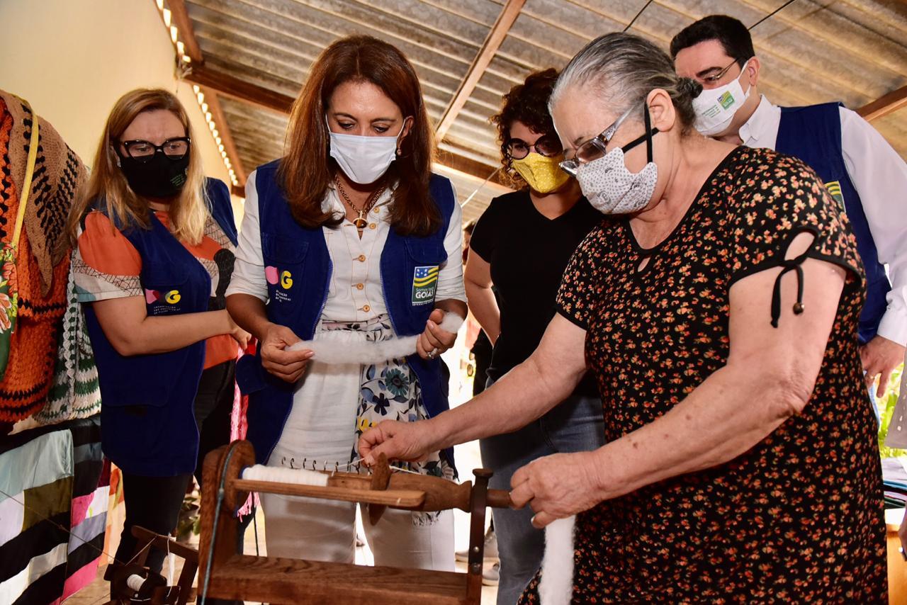 Gracinha Caiado, César Moura e Andrea Vulcanis visitam artesãos e apresentam Sistema do Artesanato de Goiás. Determinação do governador Ronaldo Caiado é mapear potencialidades e valorizar economia cri