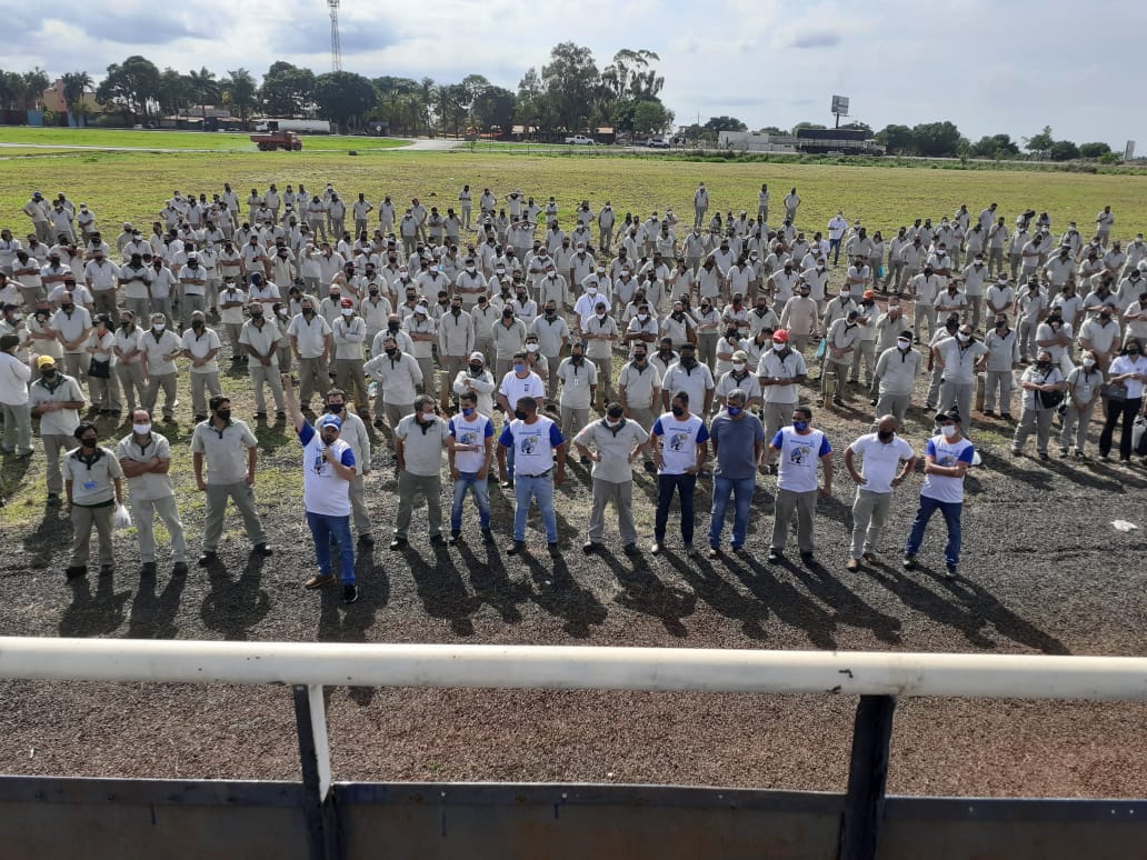 Trabalhadores da Mitsubishi durante Assembleia. (Reprodução)