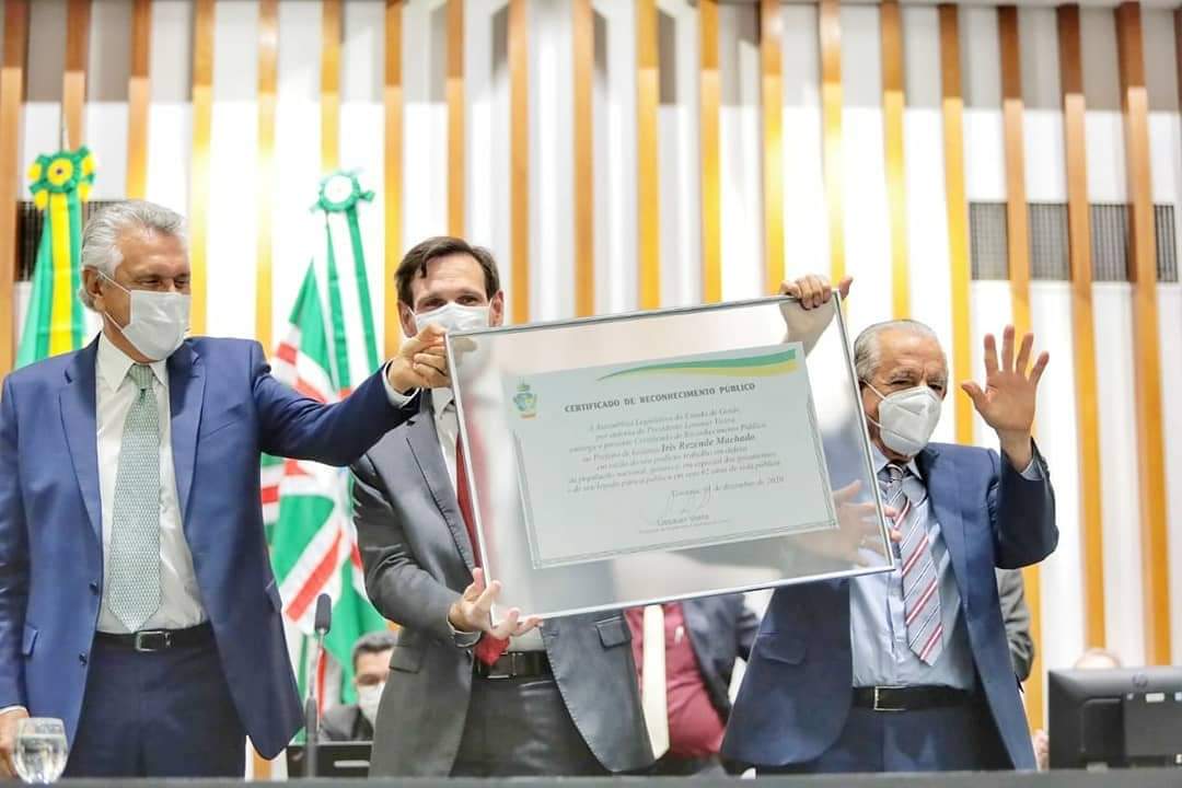 Governador Ronaldo Caiado e presidente da Alego Lissauer Vieira entregando Certificado de Reconhecimento Público a Iris (Reprodução)