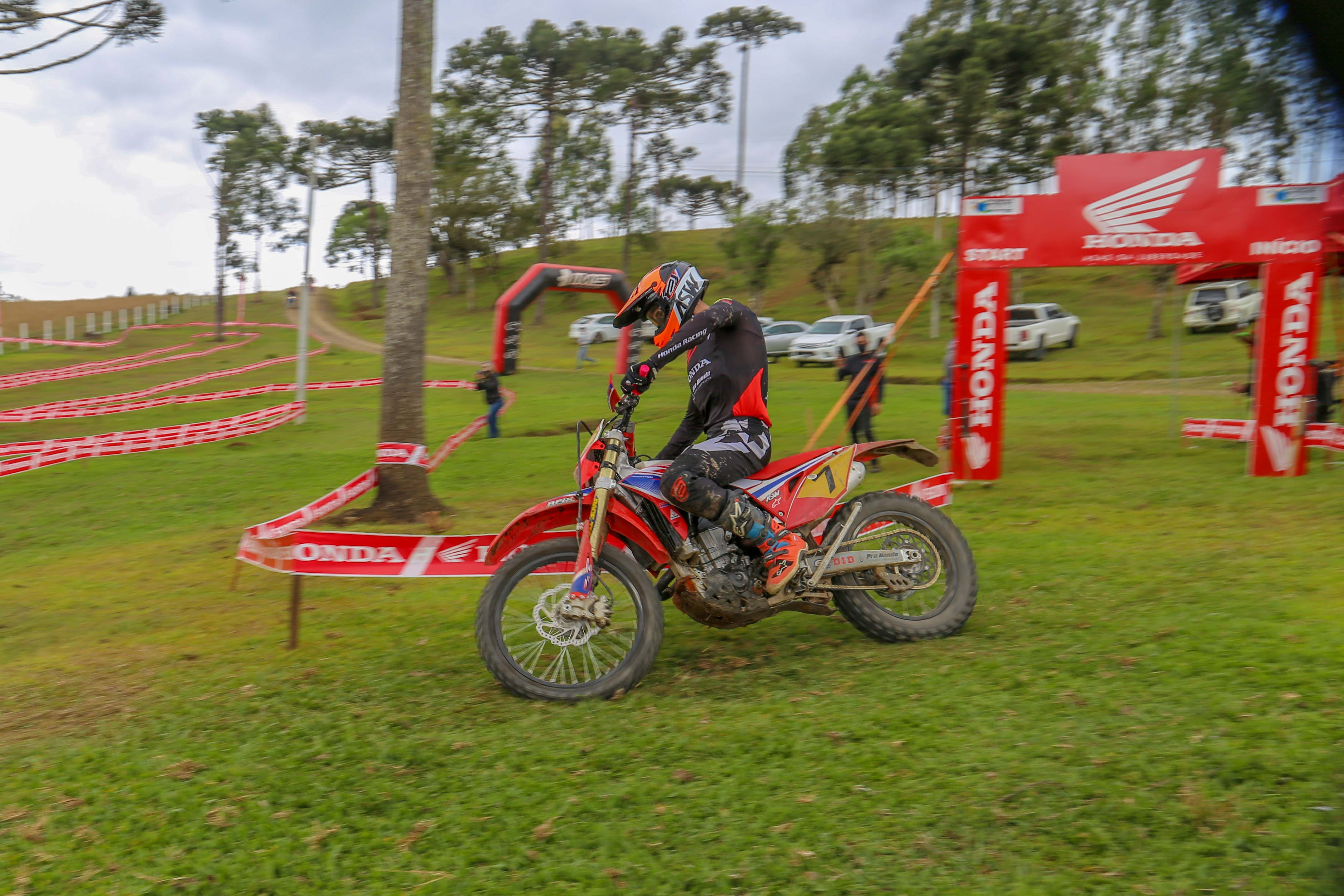 Gabriel Soares, atual líder das categorias Enduro GP e E2 no Campeonato Brasileiro de Enduro 2020. Crédito: Rogério Leite/Mundo Press