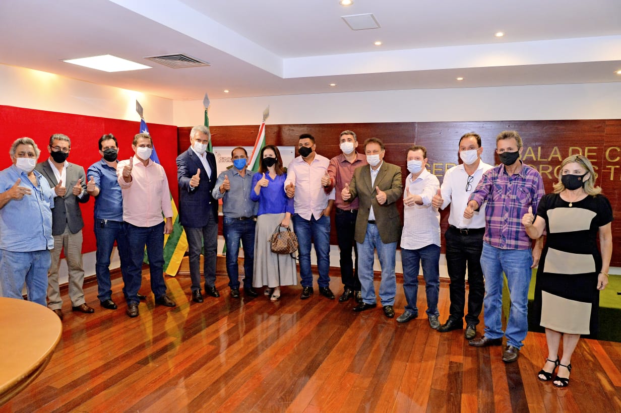 Gestores do MDB, Podemos, PSC e DEM com o governador Ronaldo Caiado(Reprodução)