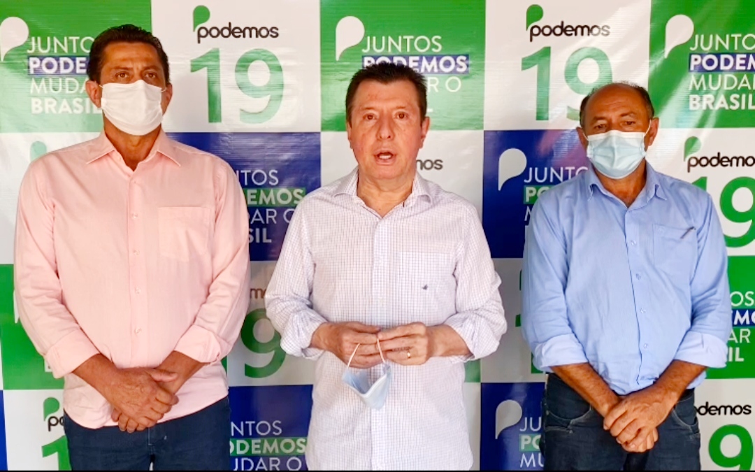 Os prefeitos Júnior Pimenta e Vilmar junto ouvindo a reafirmação de compromisso do deputado federal José Nelto (Reprodução)