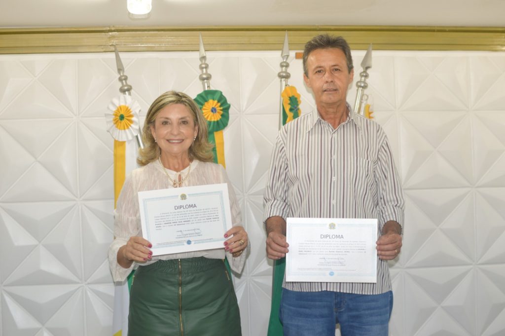 Janinho e Iraneide exibindo os diplomas de prefeito e vice eleitos para a gestão 2021/22