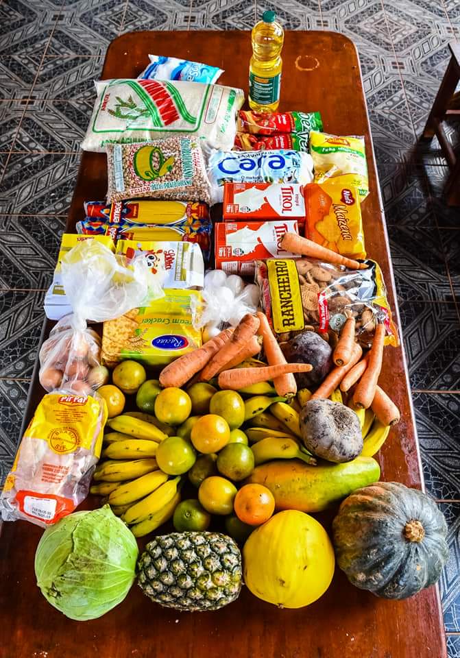 Sortido e rico kit de alimentos distribuídos aos alunos da Creche Escola Adelice Felipe dos Santos (Reprodução) 