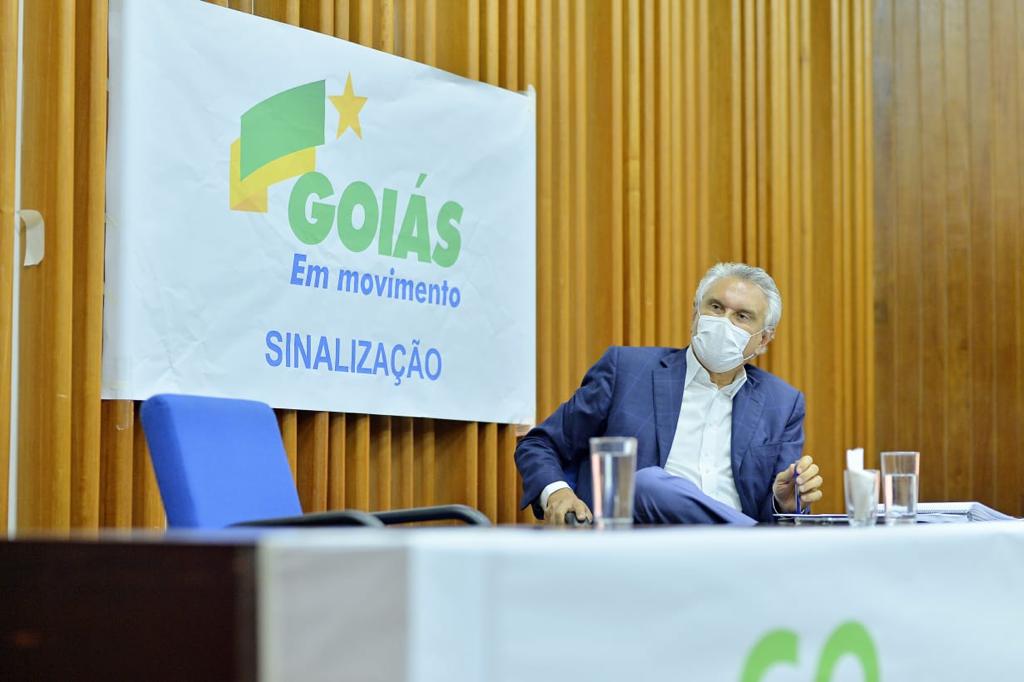 O governador Ronaldo Caiado, ao lado do presidente da Goinfra, Pedro Sales, durante lançamento do Programa Goiás em Movimento