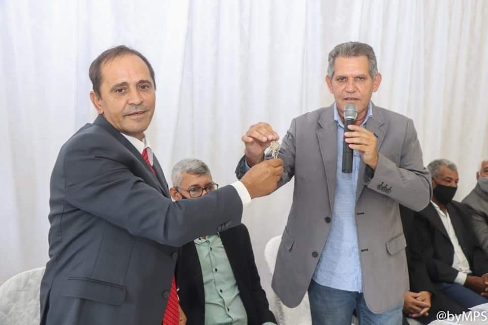 A democracia é demonstrada em Agua Limpa, aonde o novo prefeito Zé Carlos recebe as chaves da cidade das mãos de Valdir Inácio do Prado atual prefeito, com quem, disputou a eleição (Sdnews)