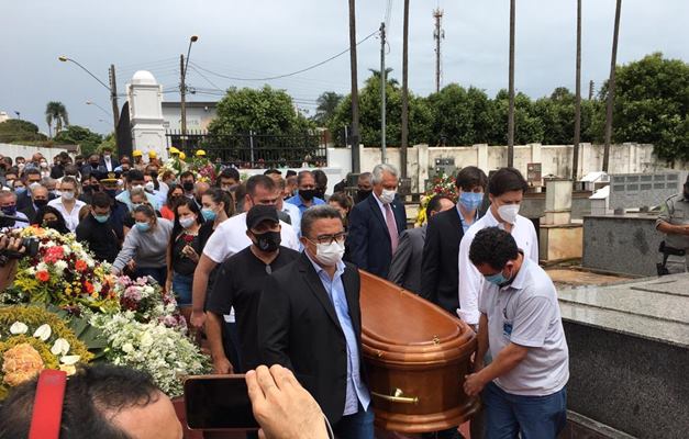  Maguito foi colocado sobre um caminhão aberto do Corpo de Bombeiros, onde seguiu em cortejo pelas ruas de Jataí até o cemitério (Divulgação)