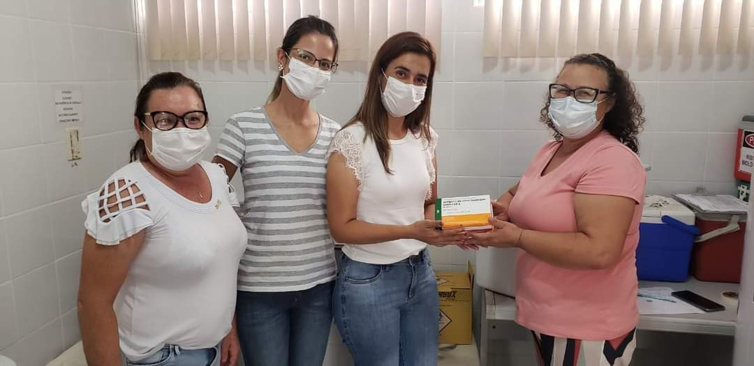 Suzana e as profissionais de saude recebendo da coordenadora da Vigilância da Regional Eide Gregório (Sdnews