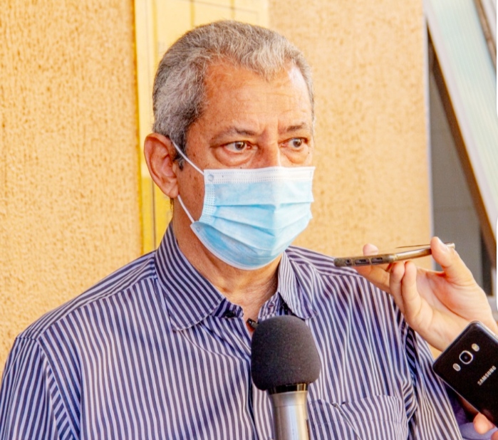 Velomar Rios, secretário de Saúde recebendo as primeiras 1100 doses 