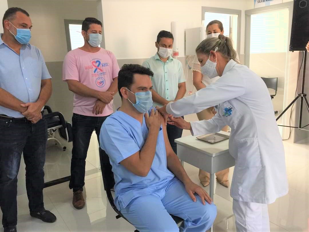 Jovem médico da Estratégia, Saúde e Família (ESF) Tiago Oliveira Vieira recebendo a a 1º dose da Coronavac (Sdnews)