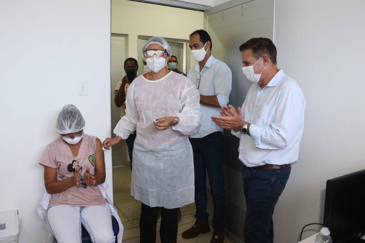 Evaldina Brandão dos Santos, primeira a ser imunizada, trabalha na Unidade de Pronto Atendimento (UPA) 