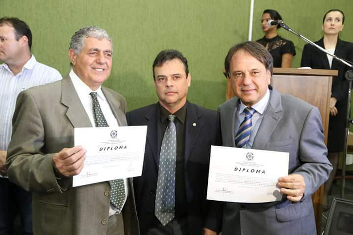 Adib Elias Júnior e João Sebba Neto, em meio ao juiz Dr. Marcus Vinicius Aires Barreto em momento de diplomação em dezembro de 2016 (Arquivo/Sdnews)