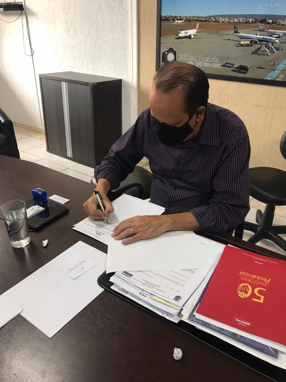 O gestor caldasnovense Kleber Marra assinado novo decreto relativo as regras ao comercio (Secom CN)