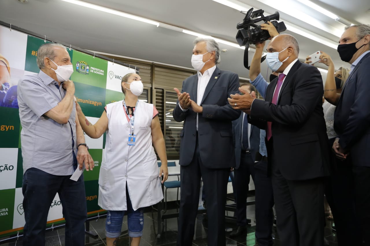 Um dos imunizados foi o ex-prefeito, Iris Rezende, acompanhado do governador Ronaldo Caiado, do prefeito Rogério Cruz e o secretário de Saúde, Dr. Durval Pedroso (Jackson Rodrigues)