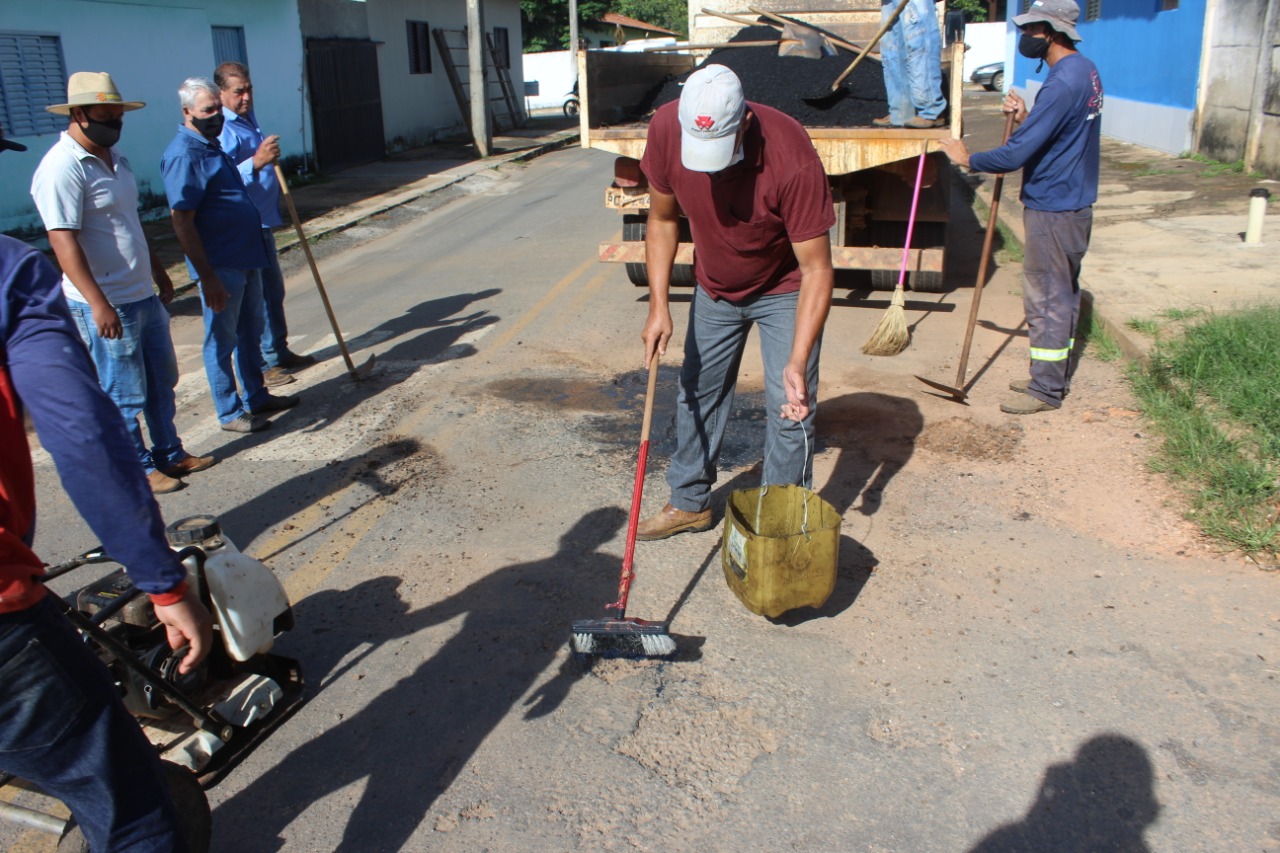 Frentes de serviços são realizadas por colaboradores do município e acompanhadas de perto por Gilmar Pereira (Sdnews)