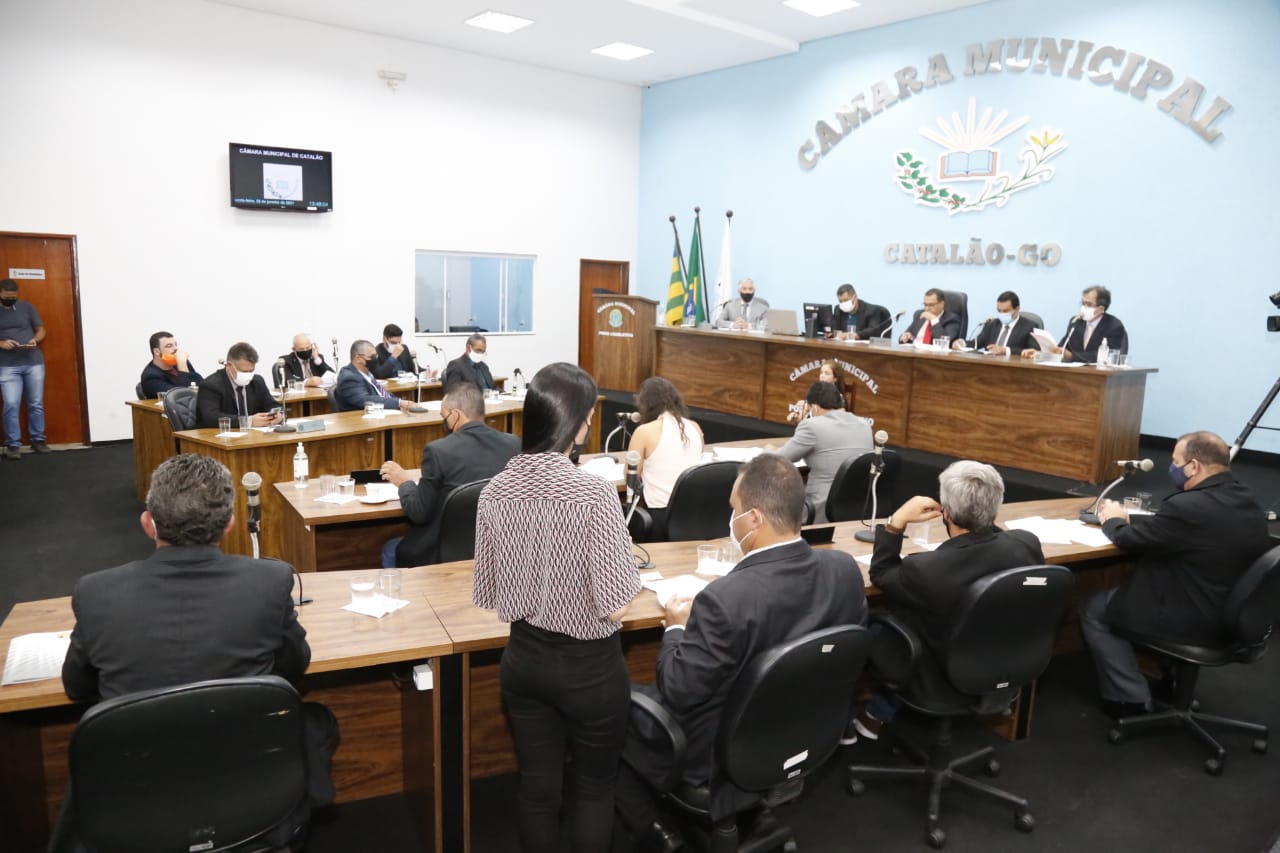 Parlamentares apreciando pautas no plenário da Câmara Municipal de Catalão (Araújo Fotografia)