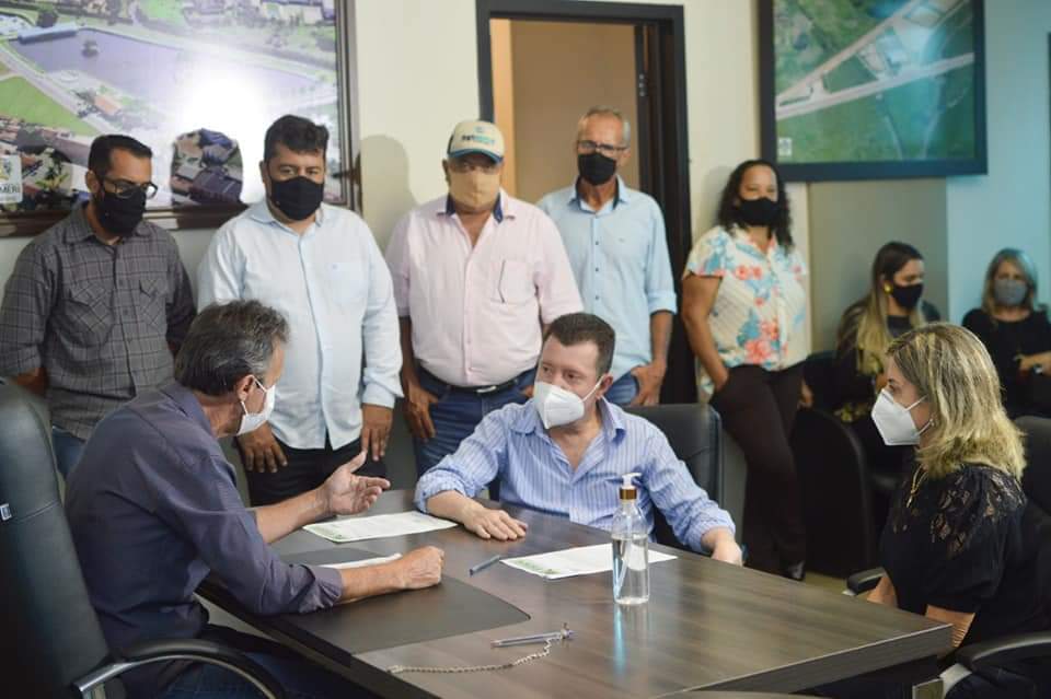José Nelto ao lado do prefeito Janinho Pacheco e aliados, no gabinete Palácio Entre Rios em Ipameri ouvido novas demandas (Reprodução)