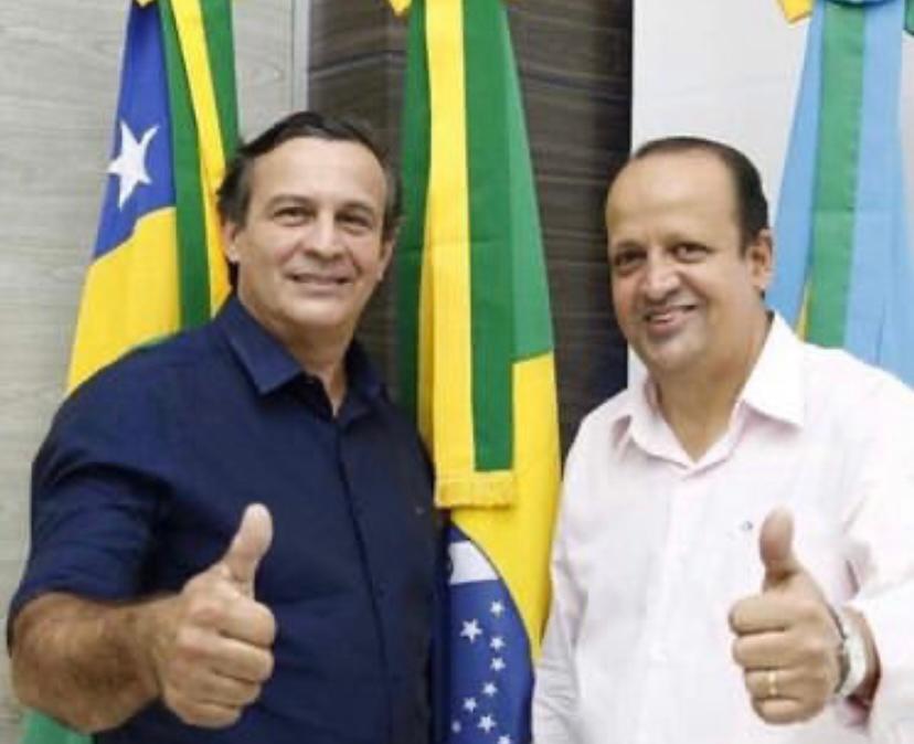 O vice prefeito Silvio Junqueira e o atual prefeito Kleber Marra no Gabinete em janeiro de 2021 (Secom Caldas Novas)