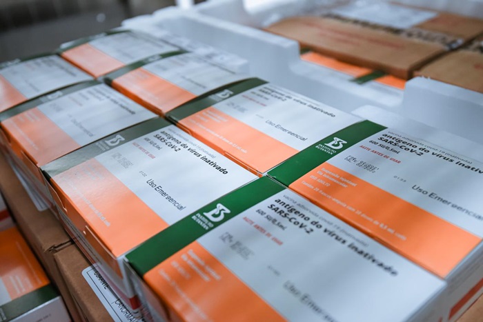 Secretaria de Estado da Saúde começa distribuição de novo lote de CoronaVac, que chegou na madrugada desta quarta-feira (03/03) em Goiânia: aplicação das 38 mil primeiras doses da remessa será destina
