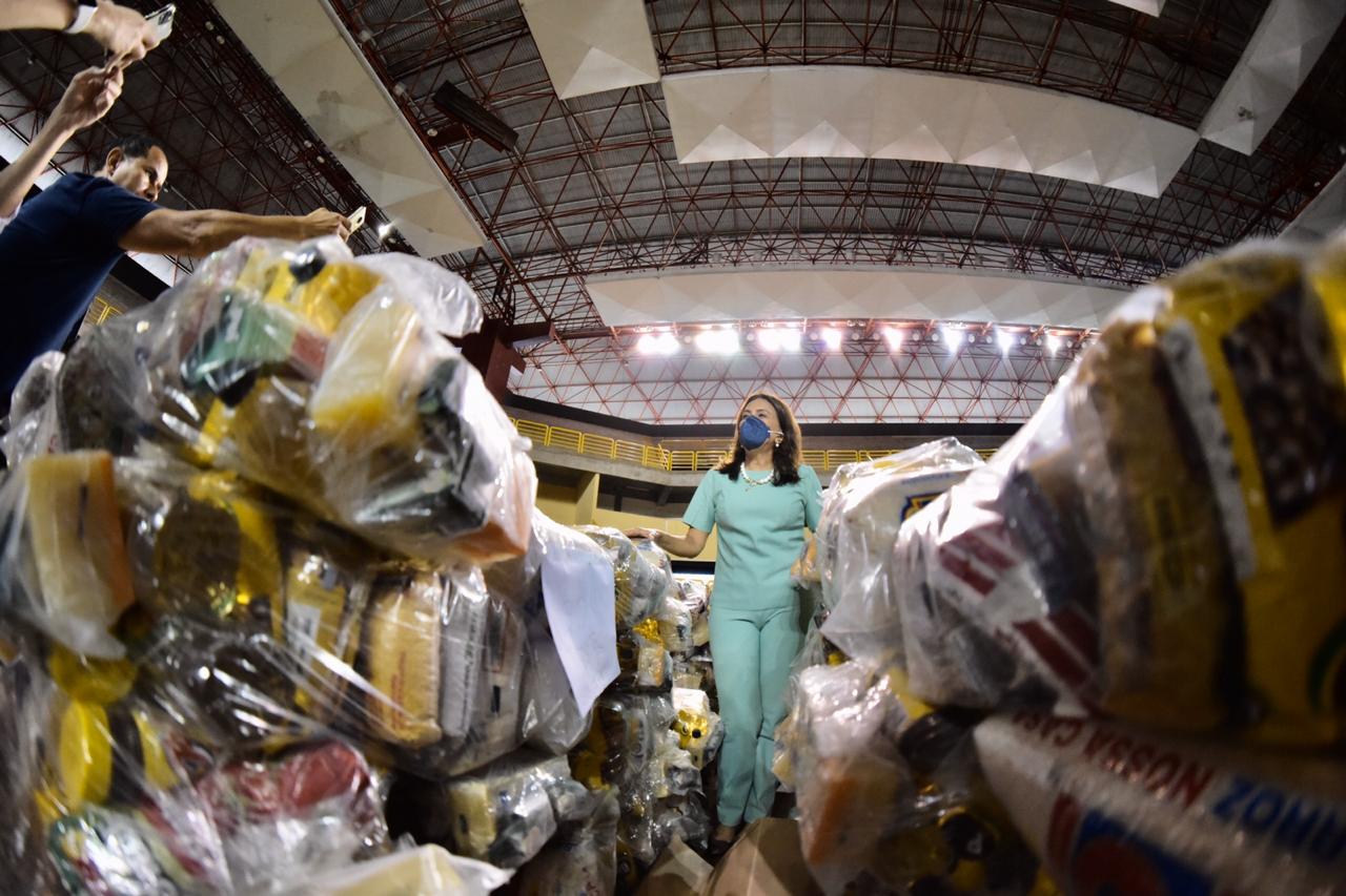 Primeira-dama Gracinha Caiado coordena a distribuição de 500 mil cestas básicas às mulheres chefes de família, durante a pandemia de Covid-19 (Foto: Cristiano Borges)