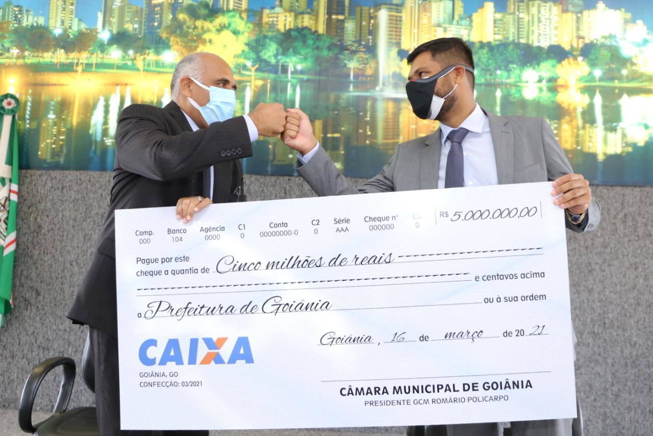 Rogério Cruz recebendo cheque repasse simbólico do presidente da Câmara Romário Policarpo(Foto: Jackson Rodrigues)