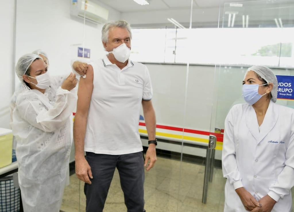 O governador Ronaldo Caiado recebe primeira dose da CoronaVac contra Covid-19 na Área 1 da PUC Goiás