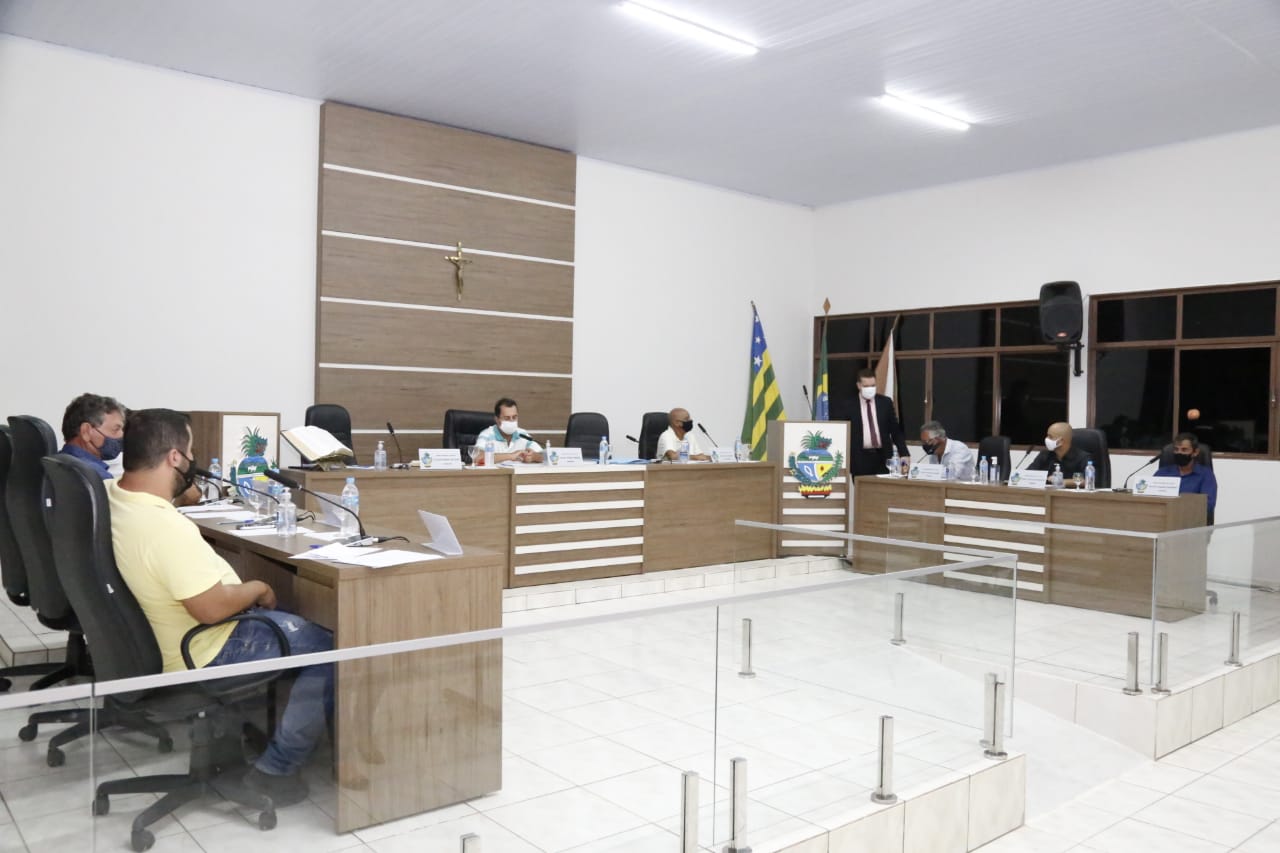 Parlamentares apreciando pautas no plenário da Câmara Municipal de Ouvidor (Ciro Araújo)
